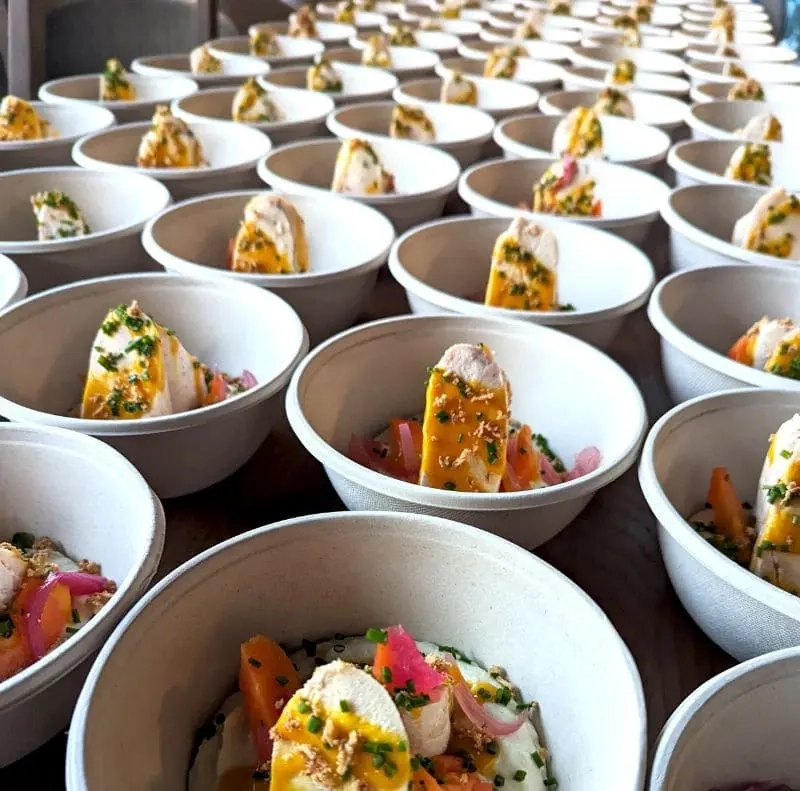 Bols-gourmands-volaille-cremeux-et-pickles-Samcook-traiteur-IDF