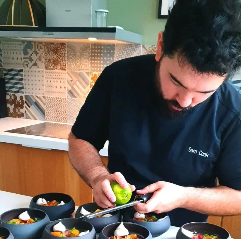 Chef-en-preparation-culinaire-atelier-gastronomique-Samcook-traiteur-IDF