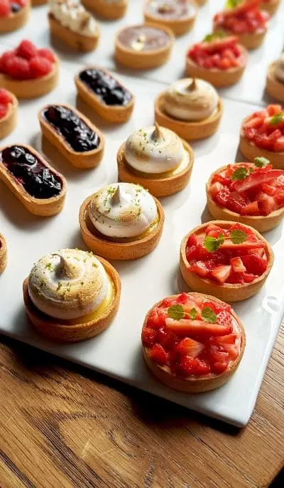 Mini-tartelettes-gourmandes-assortiment-desserts-Samcook-traiteur-IDF