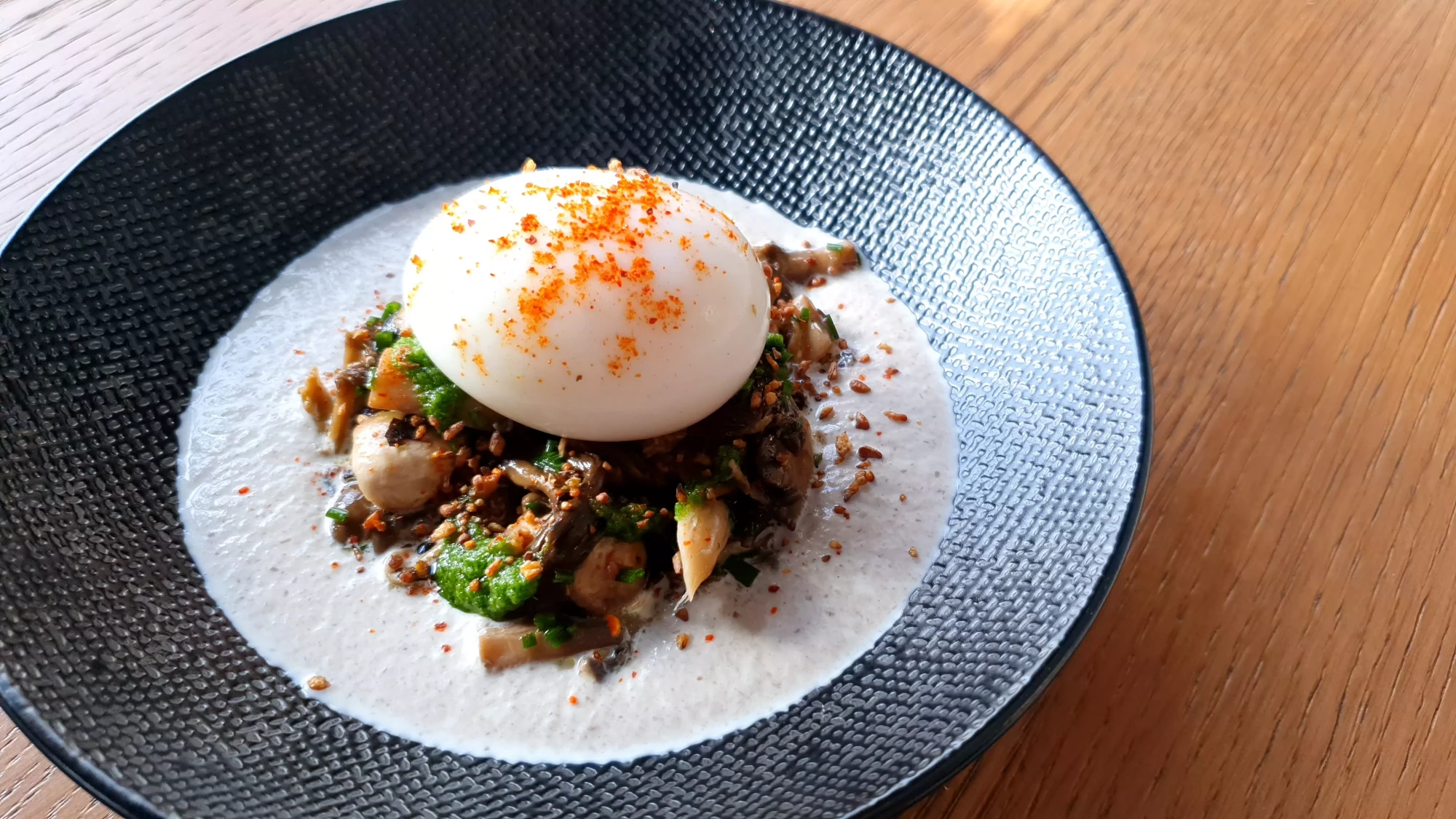 Oeuf-parfait-creme-de-champignons-et-herbes-Samcook-traiteur-IDF