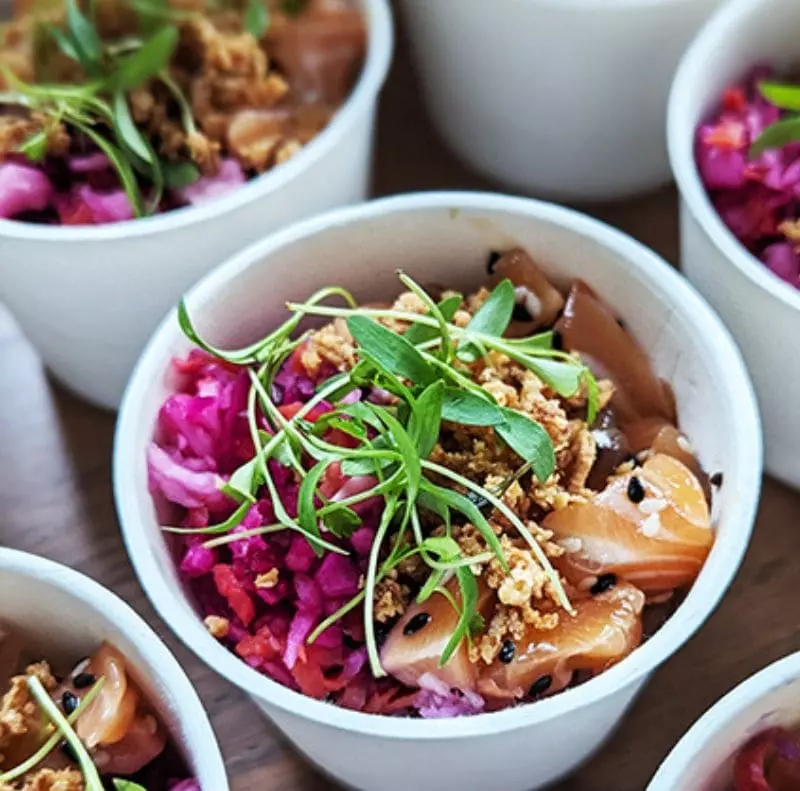 Poke-bowl-saumon-legumes-croquants-Samcook-traiteur-IDF