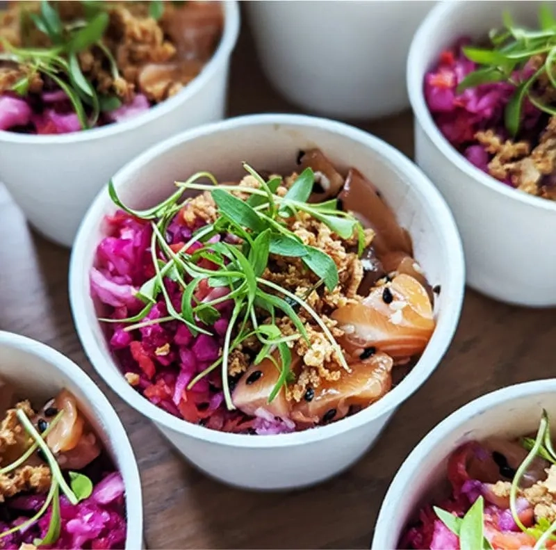 Poke-bowl-saumon-riz-rose-et-herbes-Samcook-traiteur-IDF