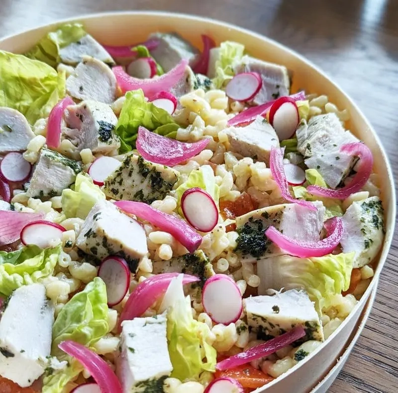 Salade-gourmande-poulet-radis-et-pickles-Samcook-traiteur-IDF