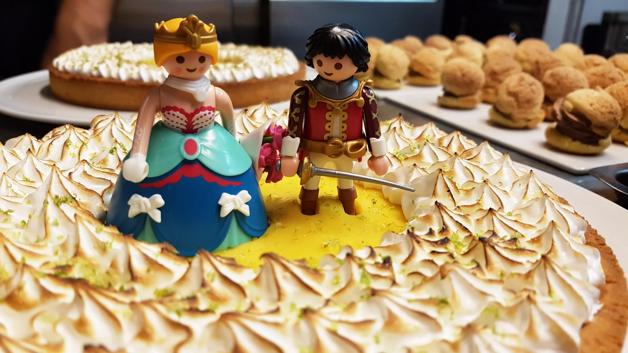 Tarte-meringuee-decoration-playmobil-mariage-Samcook-traiteur-IDF