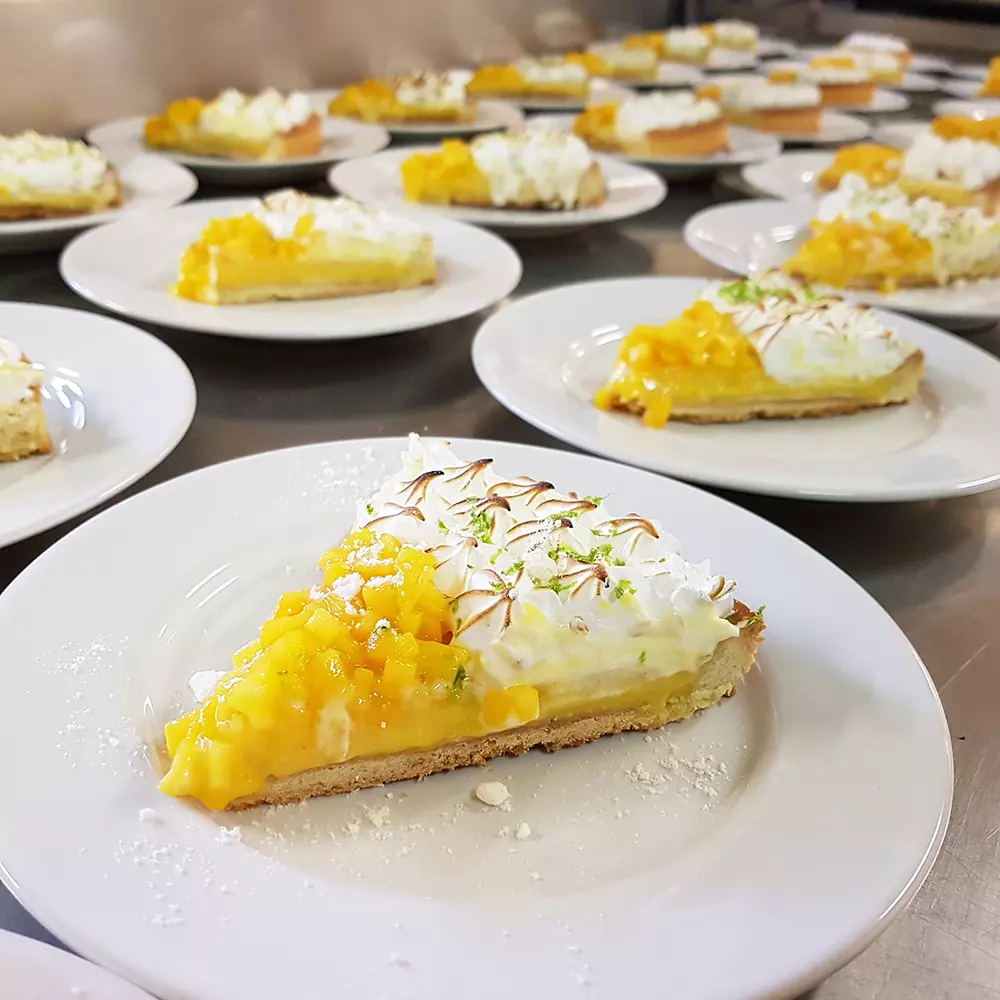 Tarte-meringuee-exotique-mangue-citron-vert-Samcook-traiteur-IDF